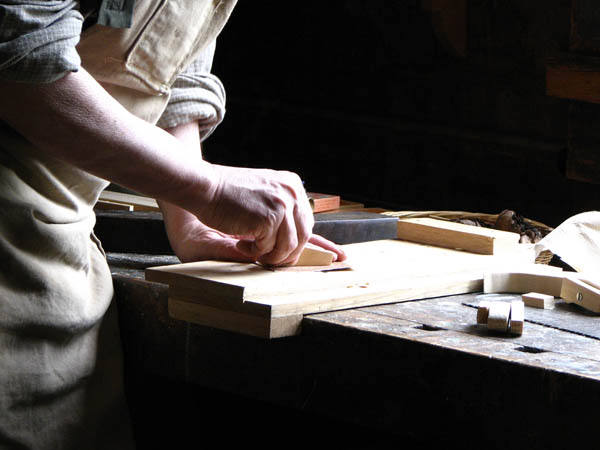 Nacemos de la influencia y formación  heredada en el sector de la <strong>carpintería de madera y ebanistería  en Avinyonet de Puigventós.</strong>